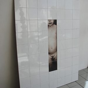 1-Sem título 2002 azulejo arranhadosobre imagem fotográfica em tecido e MDF 105 x 135 x 3cm Br